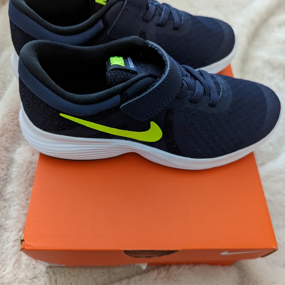 NEW! Nike revolution 4 boys running shoes Navy/volt. Sz 13 little kids